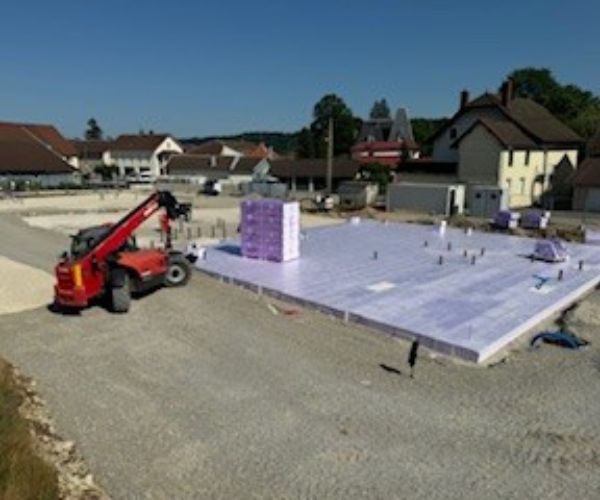 Pose de l’isolant JACKODUR ATLAS sous radier pour la construction du bâtiment passif à Levier.