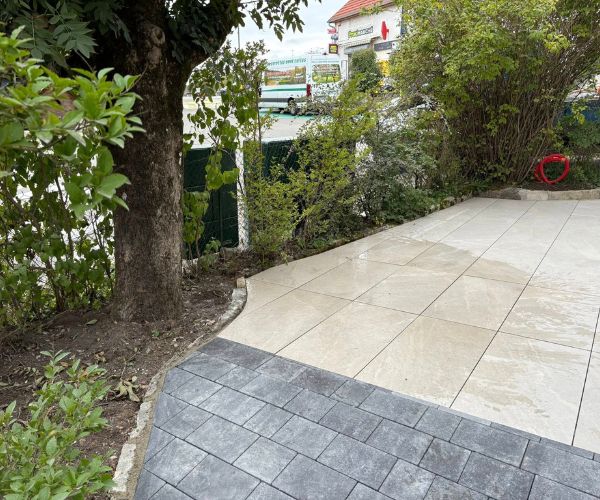 Transition entre pavés et carrelage extérieur à Grandfontaine.