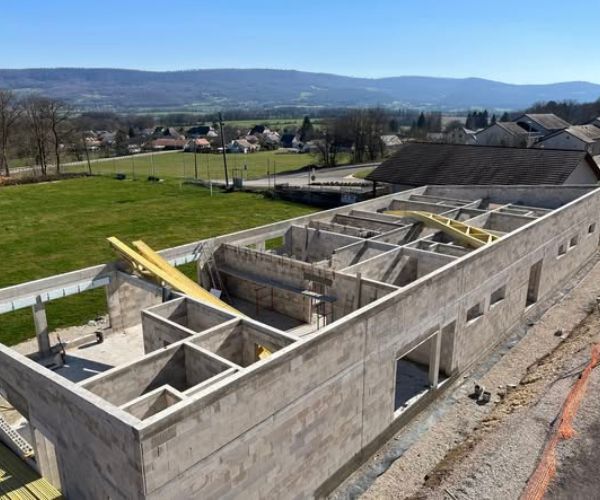 Vue aérienne du bâtiment des vestiaires en construction à Perrouse.